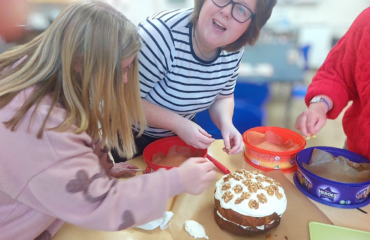 baking walnut cake ()